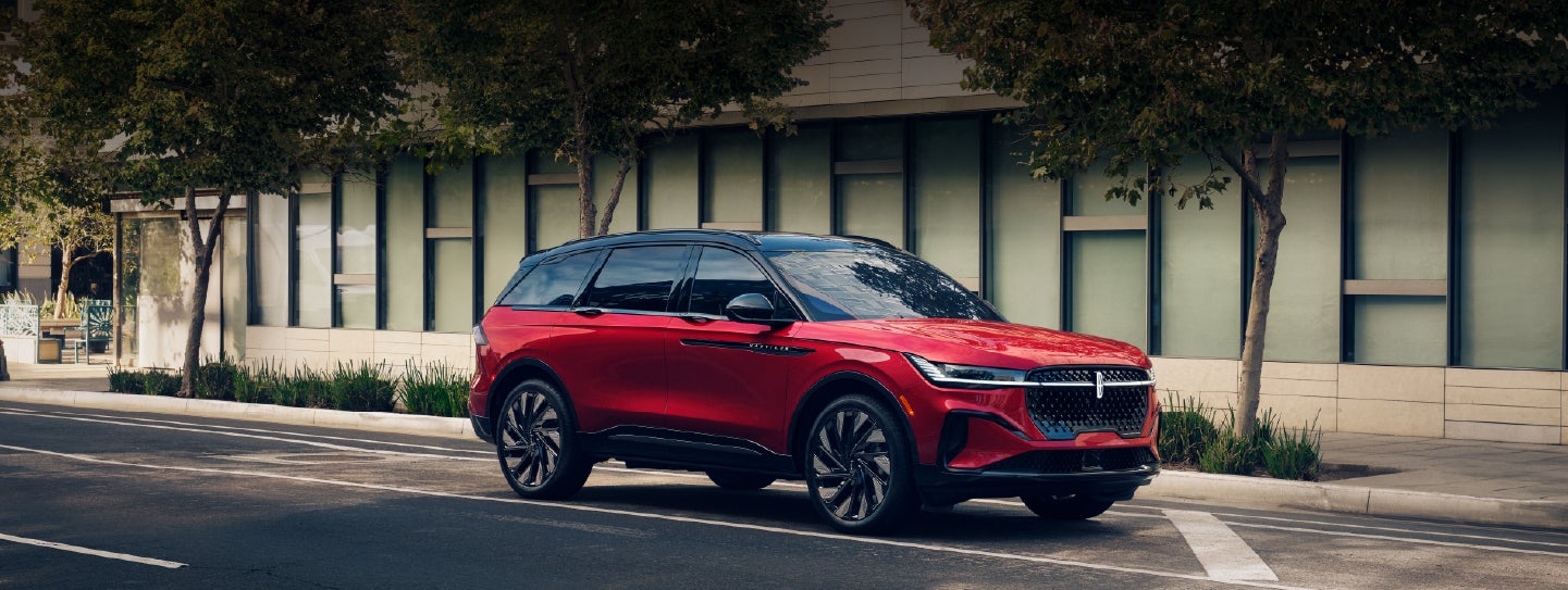 A 2025 Lincoln Nautilus® SUV with an available hybrid powertrain is parked in an urban setting. | Stuteville Lincoln of Ponca City in Ponca City OK